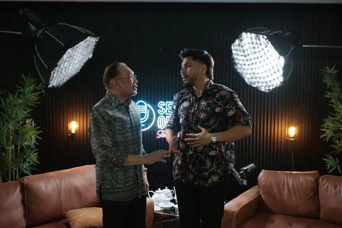 Anwar Ibrahim bersama Iskandar di studio Sembang Ohh Yeahh